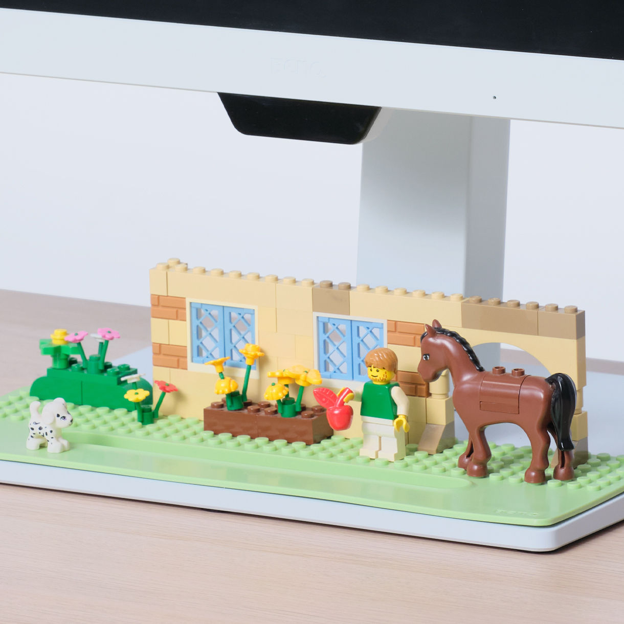 BenQ GW2790QT optional accessory base cover GC01 lets you decorate your workplace with style and fun.