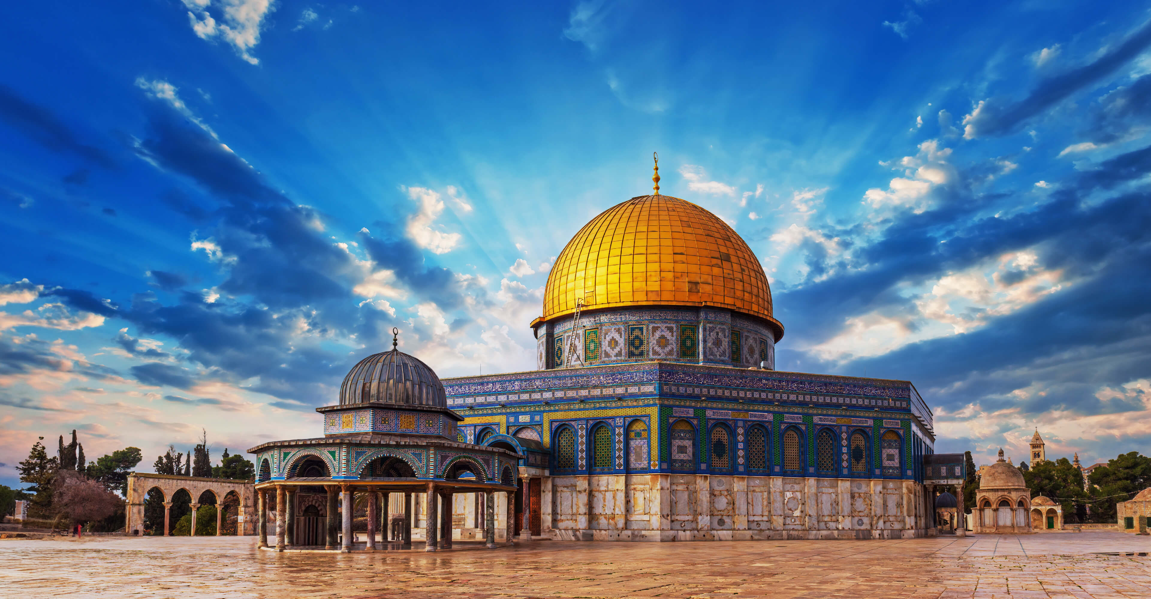 BenQ W5850 projector with CinematicColor™ delivers vivid HDR projection, showcasing a historic landmark in true-to-life colors.