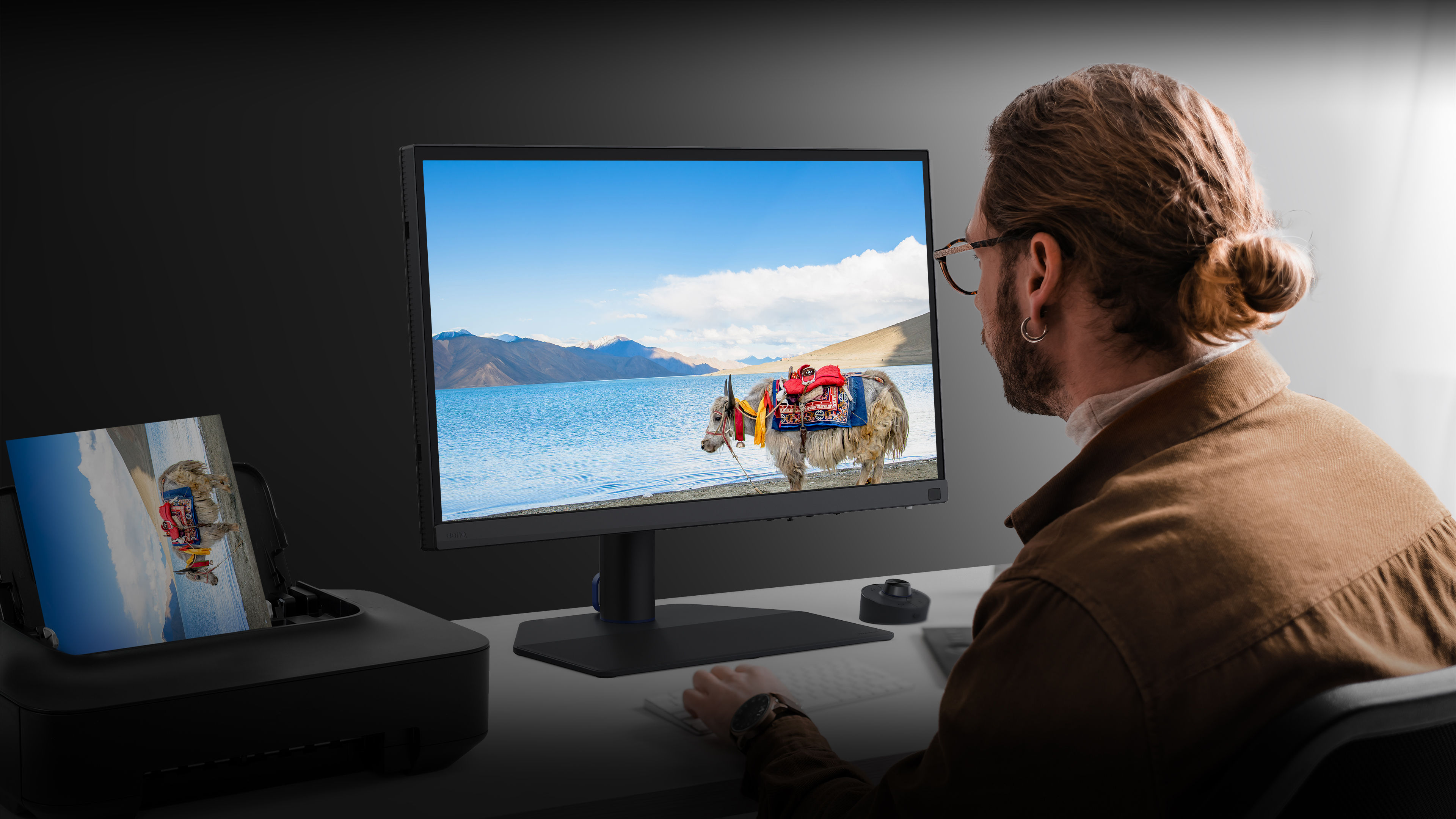 Whether you're designing web content in sRGB, editing 4K videos in DCI-P3, or retouching photos in Adobe RGB, BenQ SW272U wide color coverage showcases your talent, letting your finished work look the way you intended. 